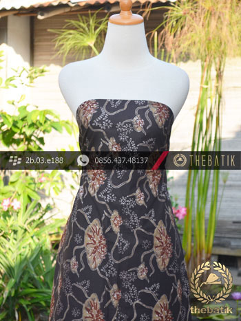 Kain Batik Warna Alam Motif Teratai Latar Hitam