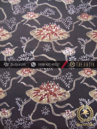 Kain Batik Warna Alam Motif Teratai Latar Hitam