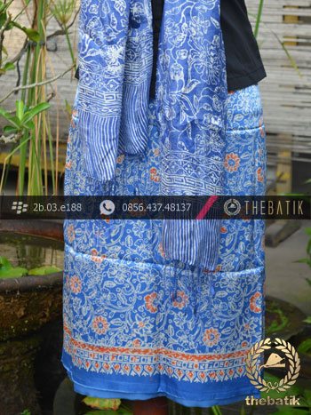 Sarung Selendang Batik Sutera Motif Floral Biru Kontemporer