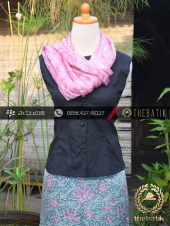 Sarung Selendang Batik Sutera Motif Floral Biru Muda Pink