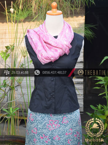 Sarung Selendang Batik Sutera Motif Floral Biru Muda Pink