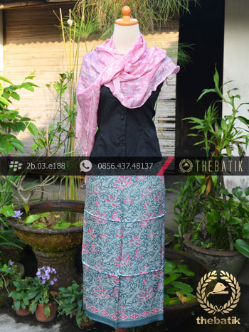 Sarung Selendang Batik Sutera Motif Floral Biru Muda Pink