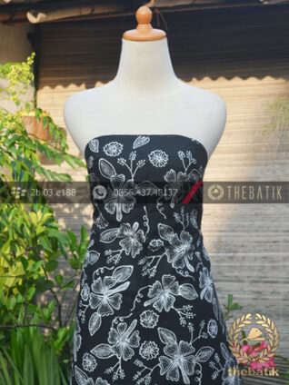 Kain Batik Tulis Jogja Motif Floral Latar Hitam