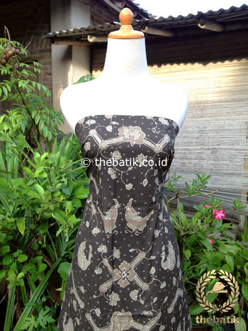 Kain Batik Tulis Warna Alam Motif Ayam Latar Hitam