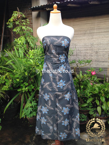 Kain Batik Tulis Warna Alam Motif Floral Biru Latar Hitam