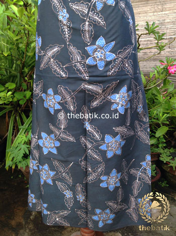 Kain Batik Tulis Warna Alam Motif Floral Biru Latar Hitam