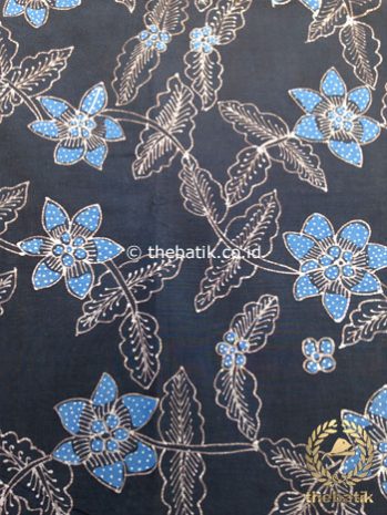 Kain Batik Tulis Warna Alam Motif Floral Biru Latar Hitam