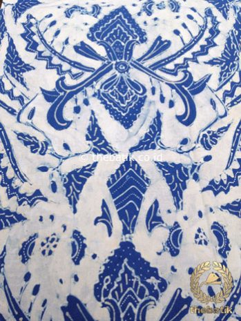 Kain Batik Tulis Warna Alam Indigo Pisan Bali Latar Putih