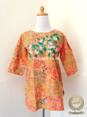 Model Baju Batik Wanita – Blus Orange Bordir
