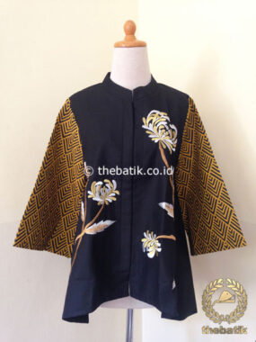 Model Baju Batik Modern Wanita – Blus Bordir Floral