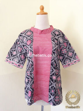 Model Baju Batik Kerja Wanita – Blus Kerah Tumpal Garis Pink
