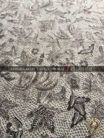 Kain Batik Tulis Warna Alam Motif Floral Coklat Gringsing Putih