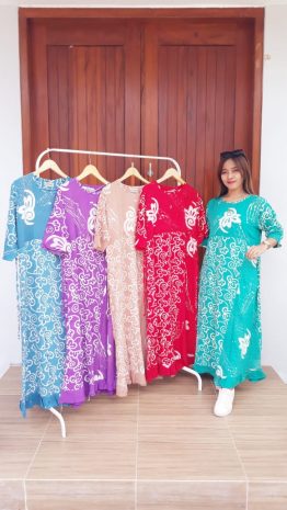 Long Dress Batik Warna-Warni Lengan 3/4