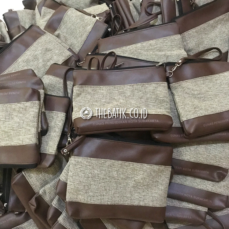Souvenir Tas Pouch Clutch Dompet Goni Kulit