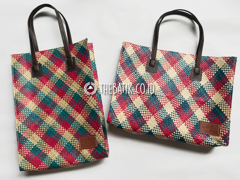 Souvenir Kantor Eksklusif Merchandise Unik Indonesia / Alat Promosi Perusahaan – Hand Woven Pandan Leaves Bag